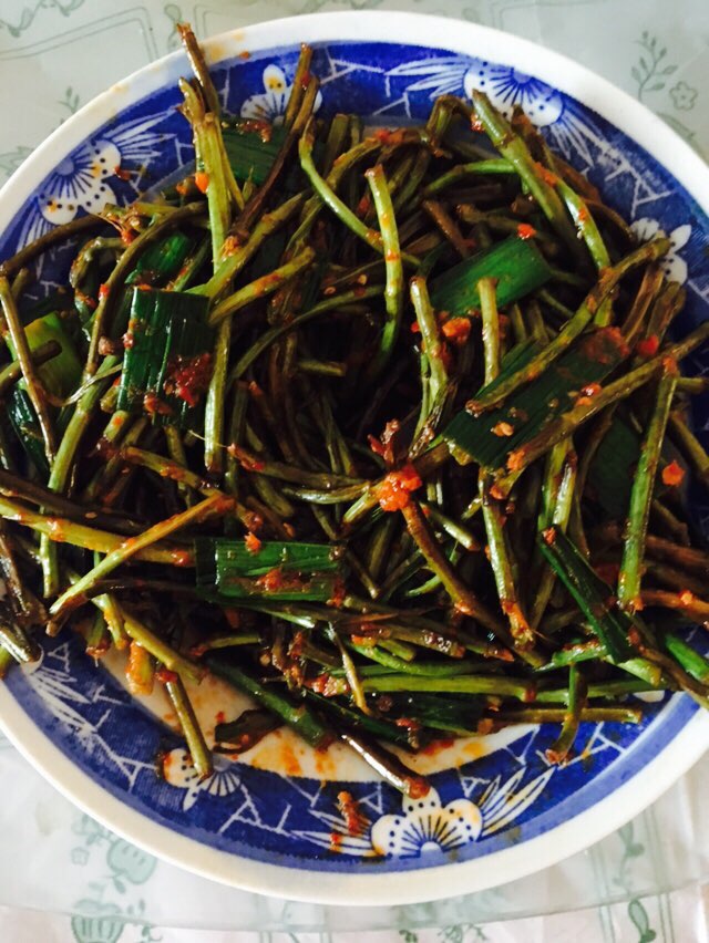 吃过野生芋蒿的人,基本上都不愿意吃饭店里的芋蒿了